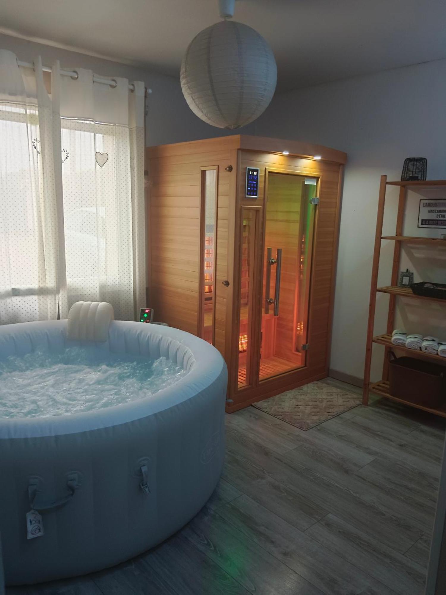 Villa Familiale Avec Spa Et Sauna Saint-Antonin-de-Sommaire Szoba fotó